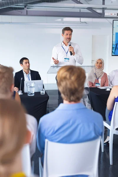 Vue Face Conférencier Masculin Caucasien Parle Dans Séminaire Affaires Réunion — Photo