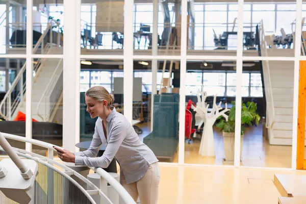 Vista Ángulo Alto Hermosa Mujer Negocios Caucásica Utilizando Teléfono Móvil —  Fotos de Stock