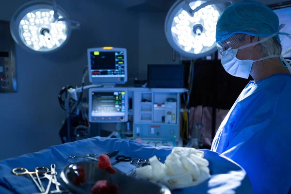 병원에서 극장에서 수술을 수행하는 의사의 측면보기 — 스톡 사진