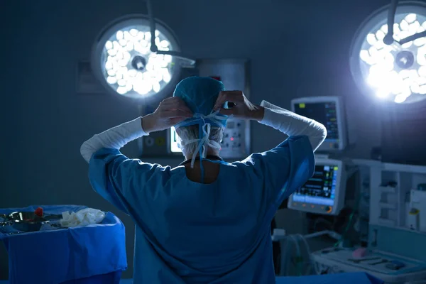 Rückansicht Einer Kaukasischen Chirurgin Die Ihre Operationsmaske Operationssaal Des Krankenhauses — Stockfoto