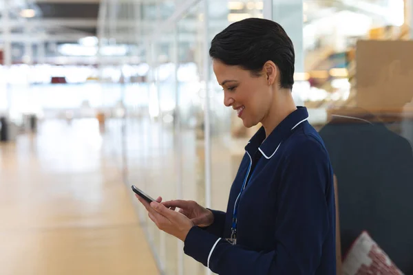 Vooraanzicht Van Gelukkige Kaukasische Zakenvrouw Praten Mobiele Telefoon Een Modern — Stockfoto