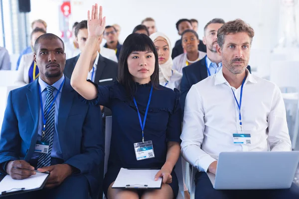 Widok Przodu Zróżnicowanej Businesswoman Podnosząc Rękę Podczas Uczestnictwa Seminarium Biznesowym — Zdjęcie stockowe