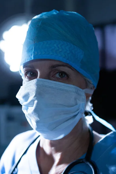 Hastanede Kameraya Bakarken Ameliyat Salonunda Duran Kafkas Kadın Cerrahın Portre — Stok fotoğraf