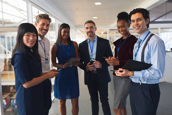 Frontansicht Diverser Geschäftsleute Die Über Ein Digitales Tablet Modernen Büro — Stockfoto