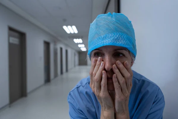 Retrato Tensa Cirujana Caucásica Cubriéndose Cara Pasillo Con Mirada Blanco — Foto de Stock