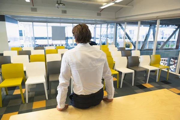 Visão Traseira Belo Jovem Empresário Caucasiano Sentado Uma Mesa Sala — Fotografia de Stock