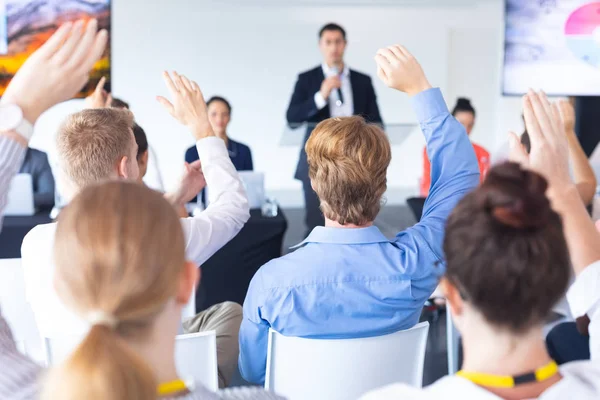 Rückansicht Des Publikums Das Einer Business Konferenz Die Hände Hebt — Stockfoto