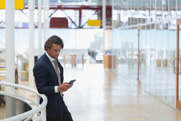 Vista Laterale Bel Giovane Uomo Affari Caucasico Utilizzando Telefono Cellulare — Foto Stock