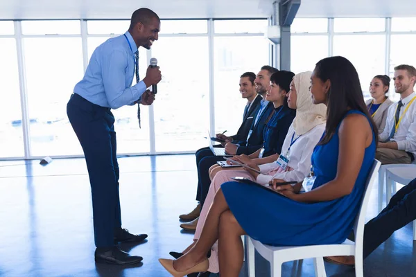 Seitenansicht Eines Männlichen Redners Spricht Wirtschaftsseminar Bei Konferenztreffen — Stockfoto
