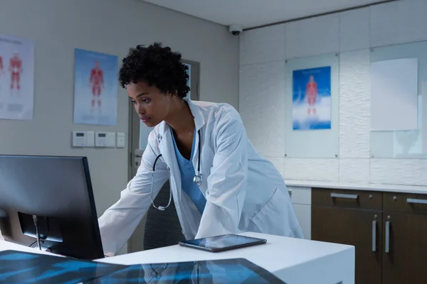 Front Bild Afro Amerikansk Kvinnlig Läkare Som Arbetar Dator Vid — Stockfoto