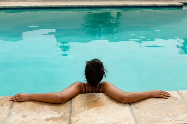 Zadní Pohled Ženu Smíšené Rasy Relaxační Okraji Bazénu Dvorku Doma — Stock fotografie