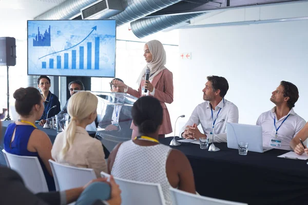 Sidovy Mixed Race Kvinnlig Talare Hijab Talar Ett Företags Seminarium — Stockfoto