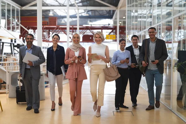 Vorderansicht Diverser Geschäftsleute Die Einem Modernen Büro Die Kamera Schauen — Stockfoto