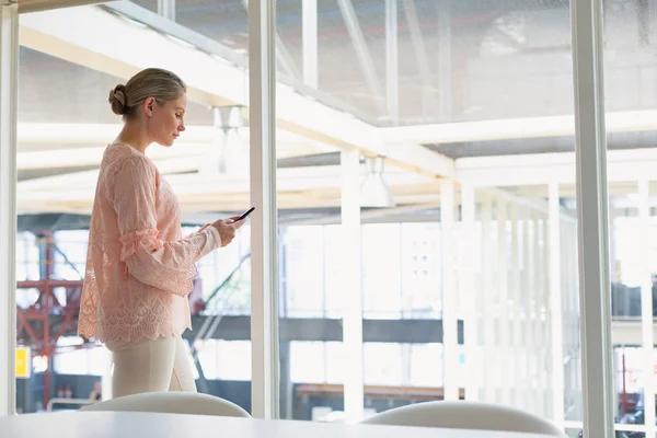 Side View Beautiful Mature Caucasian Businesswoman Using Mobile Phone Conference — Stock Photo, Image