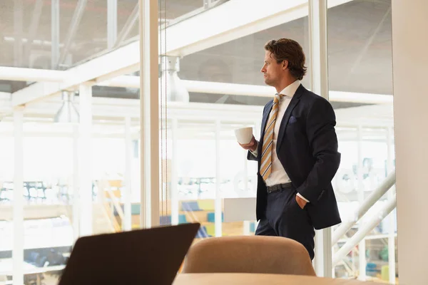 Side View Young Tankeväckande Kaukasiska Affärsman Med Kaffe Konferensrummet Kontoret — Stockfoto