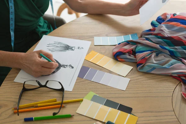 Primer Plano Del Dibujo Del Diseñador Moda Femenino Caucásico Bonito —  Fotos de Stock