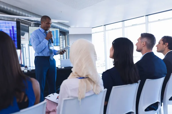 Seitenansicht Eines Männlichen Redners Mit Digitalem Tablet Spricht Business Seminar — Stockfoto