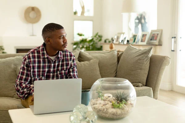 Vooraanzicht Van Afro Amerikaanse Man Zoek Weg Tijdens Het Werken — Stockfoto