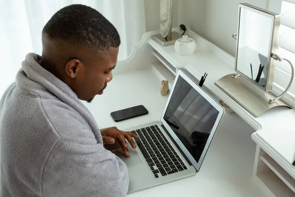 Vista Alto Angolo Dell Uomo Afro Americano Che Lavora Laptop — Foto Stock