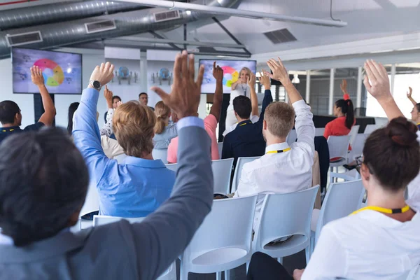 Задний План Разнообразной Аудитории Поднимающей Руки Бизнес Конференции — стоковое фото