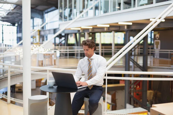 Vista Frontal Del Hombre Negocios Caucásico Guapo Inteligente Usando Ordenador — Foto de Stock