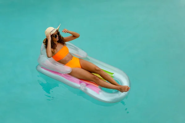 Vista Alto Ângulo Mulher Mestiça Biquíni Relaxando Tubo Inflável Piscina — Fotografia de Stock