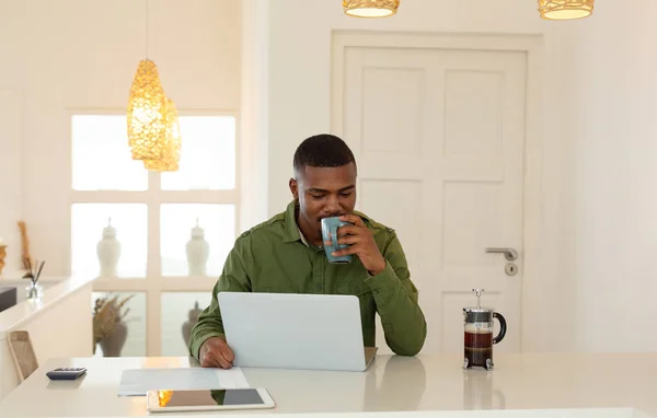 Vista Frontal Homem Afro Americano Bebendo Café Enquanto Trabalhava Laptop — Fotografia de Stock