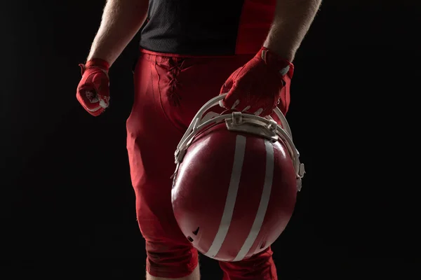 Parte Média Jogador Futebol Com Capacete Contra Fundo Preto — Fotografia de Stock