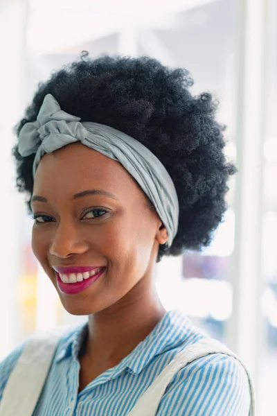 Retrato Cerca Hermosa Mestiza Diseñadora Gráfica Femenina Sonriendo Oficina — Foto de Stock