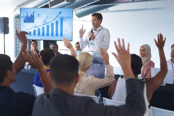 Vorderansicht Eines Kaukasischen Männlichen Redners Spricht Einem Business Seminar — Stockfoto