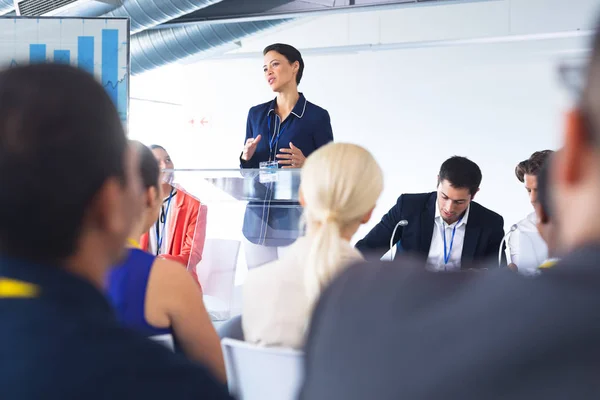 Vue Face Conférencière Caucasienne Parle Dans Séminaire Affaires — Photo