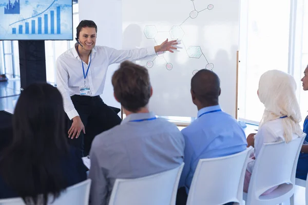 Vorderseite Eines Kaukasischen Geschäftsmannes Der Bei Einem Konferenztreffen Eine Präsentation — Stockfoto