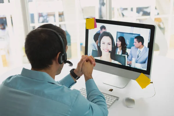 Rückansicht Junger Kaukasischer Männlicher Kundendienstleiter Macht Videoanruf Computer Schreibtisch Büro — Stockfoto