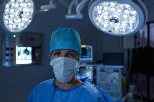 Portrét Kavkazského Ženského Chirurga Stojícího Operačním Divadle Při Pohledu Kameru — Stock fotografie