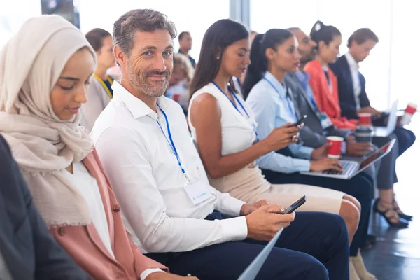 Sidoutsikt Över Olika Affärsman Tittar Kamera Ett Företag Seminarium — Stockfoto