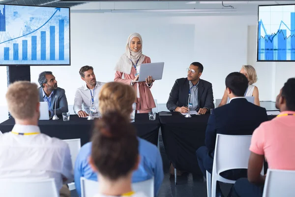 Framsidan Mixed Race Affärskvinna Hijab Ger Presentation Vid Bordet Business — Stockfoto