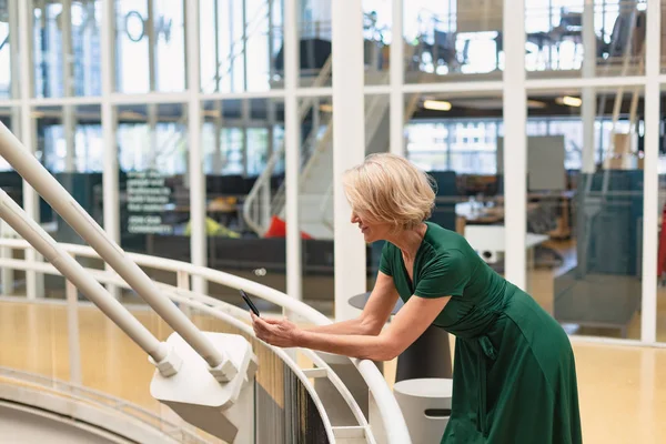 Side View Beautiful Mature Caucasian Businesswoman Using Mobile Phone Corridor — Stock Photo, Image