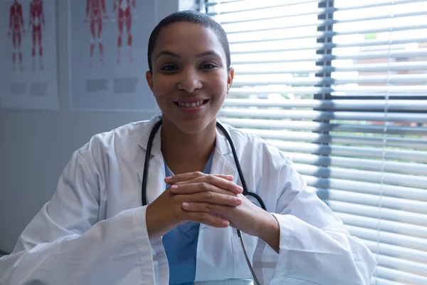 病院で手をつないで座っている美しい混合人種の女性医師の肖像画 — ストック写真