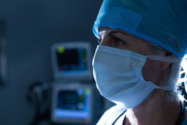 Närbild Kaukasisk Kvinnlig Kirurg Med Kirurgisk Mask Tittar Bort Operationssalen — Stockfoto
