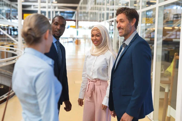 Zijaanzicht Van Diverse Zakenmensen Die Met Elkaar Gang Kantoor Interageren — Stockfoto