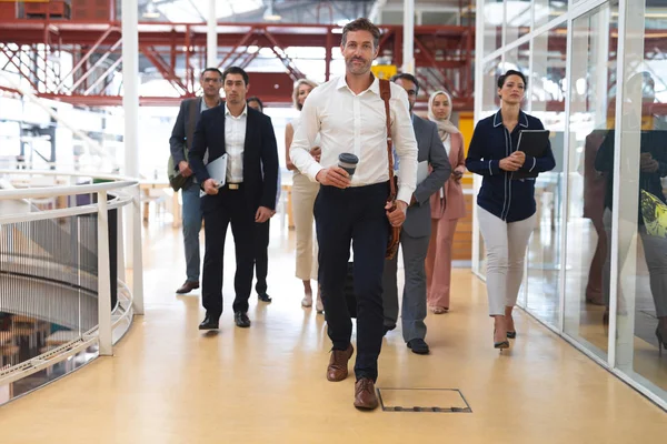 Vista Frontal Diversos Empresários Caminhando Juntos Escritório Moderno — Fotografia de Stock