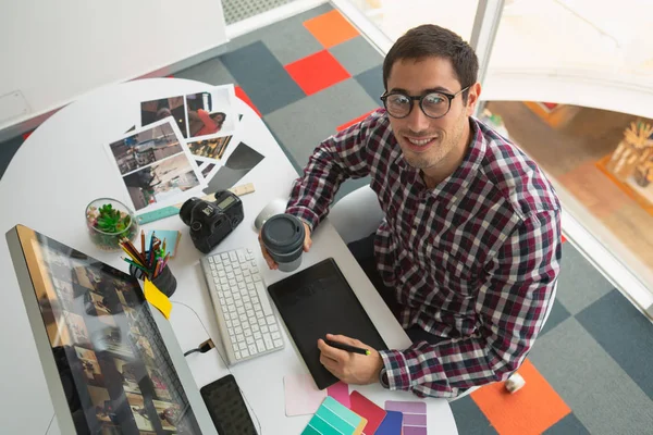 Ofiste Masada Bilgisayar Üzerinde Çalışan Yakışıklı Kafkas Erkek Grafik Tasarımcının — Stok fotoğraf