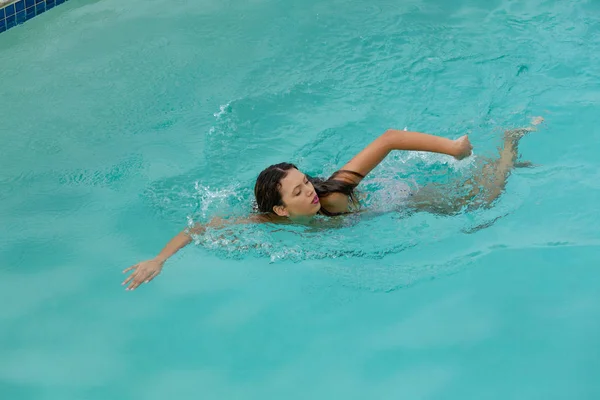 Vista Ángulo Alto Hermosa Mujer Caucásica Nadando Piscina Patio Trasero — Foto de Stock
