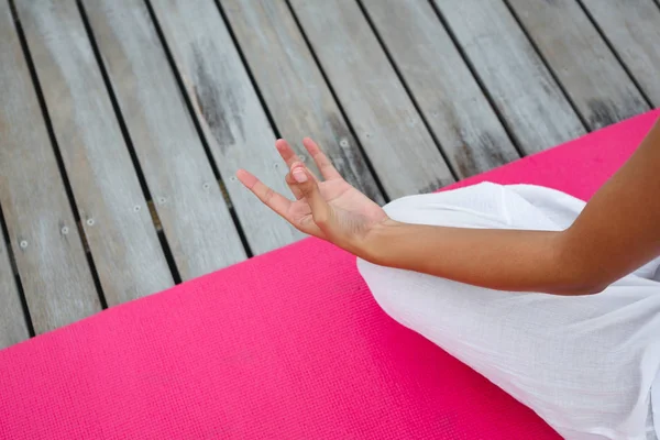 Mid Section Close Woman Performing Yoga Swimming Pool Backyard — Stock Photo, Image