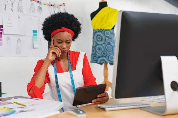 Front View Beautiful Mixed Race Female Fashion Designer Using Digital — Stock Photo, Image