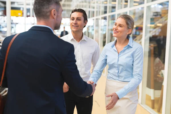 Vooraanzicht Van Diverse Zakenmensen Die Met Elkaar Gang Kantoor Interageren — Stockfoto