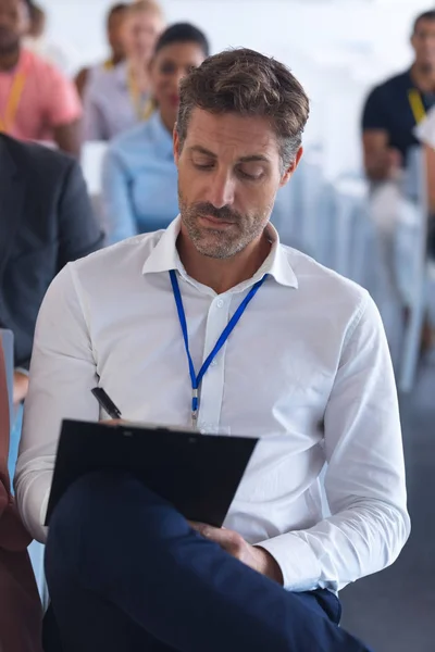 Nahaufnahme Eines Kaukasischen Geschäftsmannes Der Einem Business Seminar Auf Klemmbrett — Stockfoto