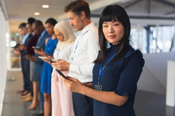 Sidoutsikt Över Olika Affärspersoner Som Använder Multimediaenheter Affärs Seminarium Vid — Stockfoto