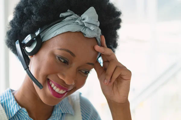 Vista Frontale Bella Felice Misto Razza Dirigente Servizio Clienti Femminile — Foto Stock