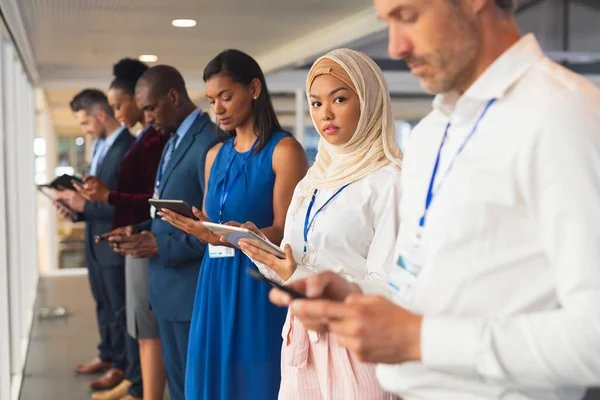 Sidoutsikt Över Olika Affärspersoner Som Använder Multimediaenheter Affärs Seminarium Vid — Stockfoto